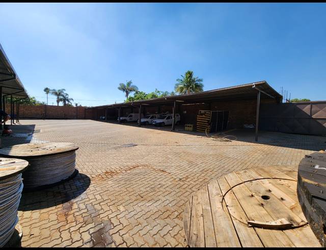 800M² WAREHOUSE FOR SALE IN EAST LYNNE